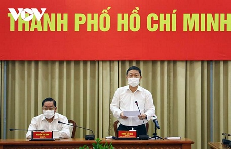  Phó Chủ tịch UBND TP. Dương Anh Đức (phải) phát biểu