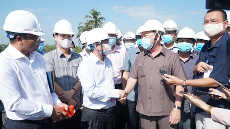 Bộ trưởng Nguyễn Văn Thể và Bí thư Tỉnh ủy- Trần Văn Rón (đứng giữa) kiểm tra tiến độ thi công cao tốc Mỹ Thuận- Cần Thơ và cầu Mỹ Thuận 2.