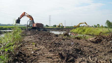 Công trường thi công cao tốc Mỹ Thuận- Cần Thơ tại nút giao với đường 908 (xã Nguyễn Văn Thảnh- Bình Tân).