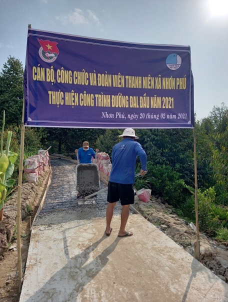    Cán bộ Đoàn và nhân dân ấp đang thực hiện công trình đường đan giao thông nông thôn.