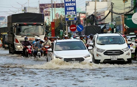 Triều cường làm ngập tuyến Quốc lộ 91 đoạn đi qua phường Mỹ Quý, thành phố Long Xuyên, tỉnh An Giang. Ảnh minh họa. (Ảnh: Công Mạo/TTXVN)