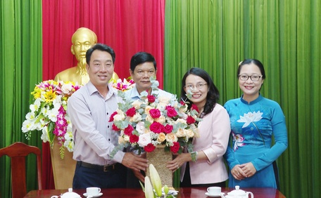  Lãnh đạo UBND tỉnh chúc mừng Sở Y tế tỉnh Vĩnh Long.