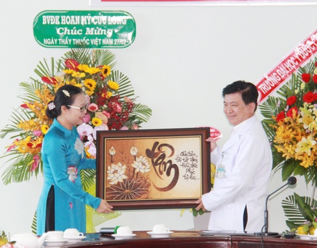 Lãnh đạo tỉnh thăm, chúc mừng cán bộ, nhân viên Bệnh viện Đa khoa tỉnh.