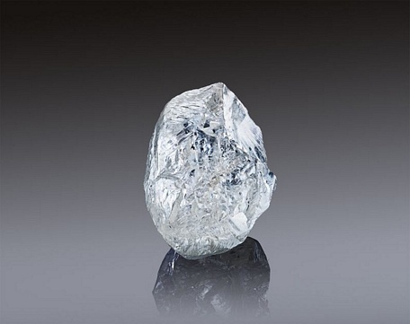  Viên kim cương nặng 242 carat của Alrosa sắp được bán đấu giá với giá khởi điểm 2 triệu USD. (Ảnh: Alrosa)