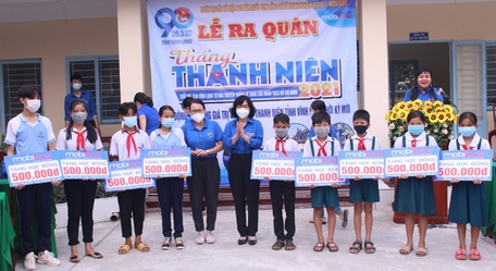 Trao học bổng cho thiếu nhi