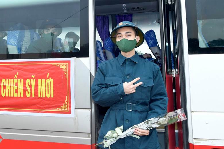 Tân binh Ngô Công Nghĩa (Mễ Trì, Nam Từ Liêm, Hà Nội) chia sẻ: Sự động viên của gia đình và địa phương đã tiếp thêm sức mạnh cho tôi trước ngày lên đường nhập ngũ. Tôi sẽ học tập, rèn luyện thật tốt để hoàn thành nhiệm vụ của người chiến sĩ và sẵn sàng cống hiến lâu dài trong quân đội.