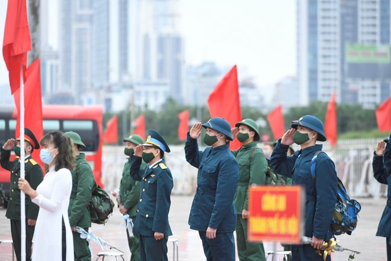 Năm nay, các địa phương, đơn vị không có dịch tổ chức giao nhận quân trong 3 ngày (27/2; 28/2 và 3/3); riêng tỉnh Hải Dương tổ chức giao quân sau. Trong ảnh: Lễ giao nhận quân tại quận Nam Từ Liêm, Hà Nội.