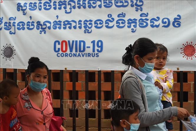 Người dân đeo khẩu trang phòng lây nhiễm COVID-19 tại Phnom Penh, Campuchia. Ảnh: AFP/TTXVN