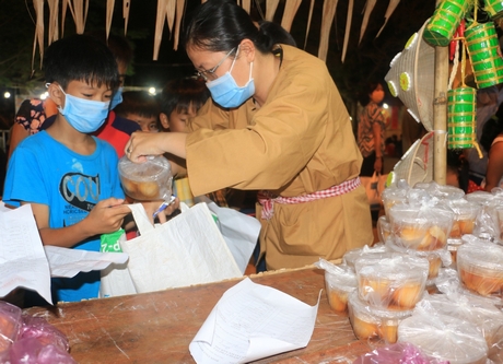 Phiên chợ tết mang xuân đến cho những mảnh đời khó khăn.