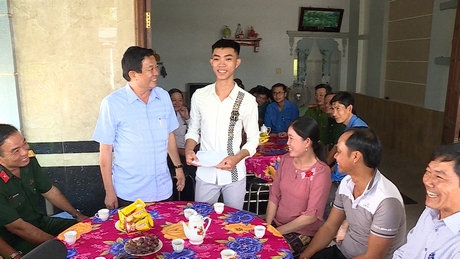 Đồng chí Bùi Văn Nghiêm- Ủy viên Trung ương Đảng- Phó Bí thư Thường trực Tỉnh uỷ, Chủ tịch HĐND tỉnh chúc mừng và tặng quà chi tân binh ở xã Mỹ Phước.