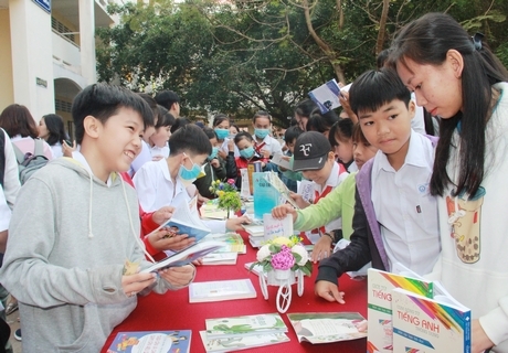 Ruy băng Tím còn mang sách đến cho học sinh vùng sâu.