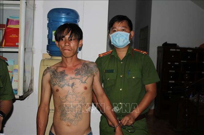 Một đối tượng tham gia vụ nổ súng bị Công an tạm giữ. Ảnh: TTXVN phát