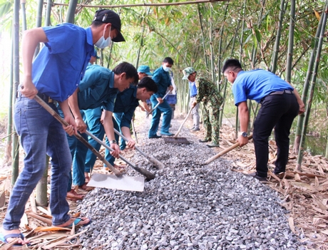 Đoàn viên, thanh niên trải đá tuyến đường ấp Thạnh Lý.