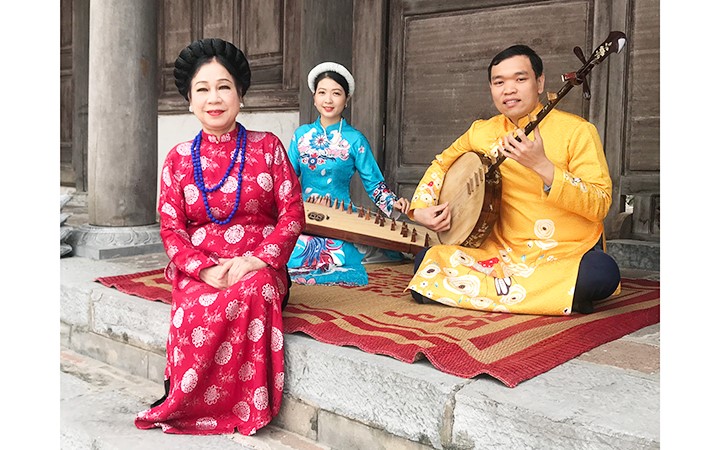 NSND Thanh Hoài (ngoài cùng bên trái) và các nghệ sĩ trẻ ngâm Kiều. Ảnh: QUANG LONG