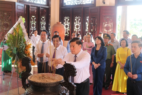  Phó Chủ tịch nước Đặng Thị Ngọc Thịnh cùng lãnh đạo tỉnh Vĩnh Long dâng hương tưởng nhớ Chủ tịch Hội đồng Bộ trưởng Phạm Hùng.