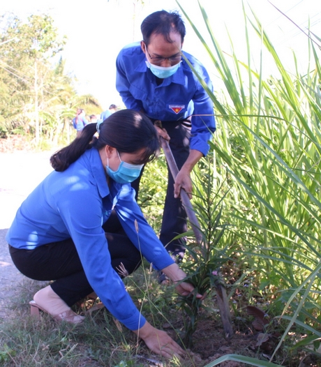 Đoàn viên, thanh niên tiến hành trồng tuyến đường hoa.