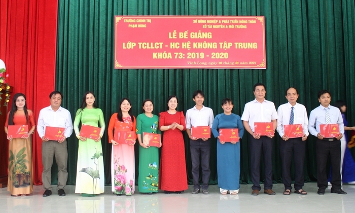 Phó Hiệu trường Trường Chính trị Phạm Hùng- Nguyễn Thị Thanh Thư trao bằng tốt nghiệp cho các học viên.