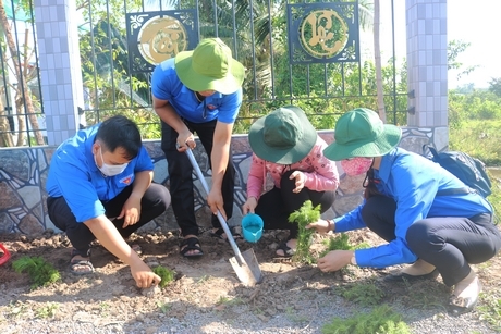 Đoàn viên thanh niên chung tay thực hiện tuyến đường hoa nông thôn tại xã An Bình (Long Hồ).