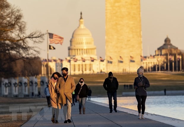 Người dân đeo khẩu trang phòng lây nhiễm COVID-19 tại Washington, D.C., Mỹ. (Ảnh: THX/TTXVN)