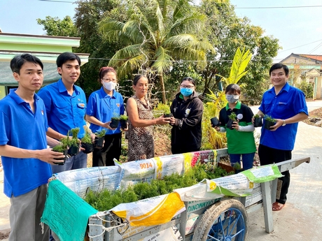 Bạn trẻ trồng hoa góp phần xây dựng cảnh quan môi trường.