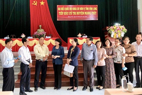 Phó Chủ tịch nước Đặng Thị Ngọc Thịnh trao đổi với cử tri.