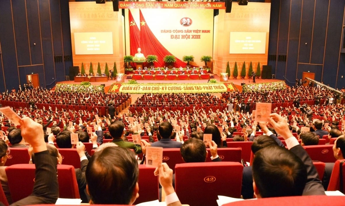Các đại biểu dự Đại hội XIII của Đảng biểu quyết