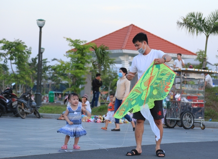 Các em nhỏ rất thích thú khi được thả và ngắm nhìn diều tung bay, tự do trên bầu trời.