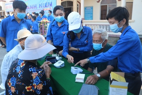 Tỉ mỉ hướng dẫn người cao tuổi sử dụng máy đo huyết áp, góp phần hỗ trợ chăm sóc sức khỏe nhân dân.