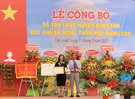 Phó Chủ tịch Thường trực UBND tỉnh Lê Quang Trung tặng bằng khen cho doanh nghiệp xuất sắc trong đóng góp xây NTM nâng cao tại xã Tân Lược.