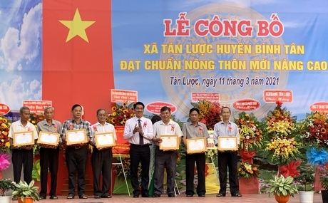 Ông Nguyễn Văn Tập- Chủ tịch UBND huyện tặng giấy khen cho các cá nhân xuất sắc trong xây dựng NTM nâng cao tại xã Tân Lược.