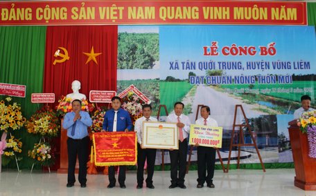 Ông Nguyễn Văn Liệt- Phó Chủ tịch UBND tỉnh trao cờ thi đua, bằng công nhận đạt chuẩn NTM và khen thưởng công trình phúc lợi trị giá 1 tỷ đồng cho xã Tân Quới Trung.