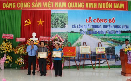 Phó Chủ tịch UBND tỉnh- Nguyễn Văn Liệt trao bằng khen của Chủ tịch UBND tỉnh cho 2 cá nhân có thành tích đóng góp tiền, vật chất xây dựng NTM.