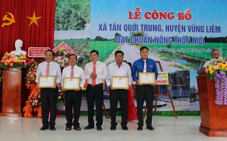 Ông Lê Văn Lập- Bí thư Huyện ủy, Chủ tịch UBND huyện Vũng Liêm tặng giấy khen cho 4 tập thể có thành tích tiêu biểu trong xây dựng NTM.