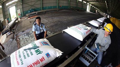  Vận chuyển đạm Phú Mỹ tại kho sản phẩm của Tổng công ty tại Cần Thơ. (Ảnh minh họa: Huy Hùng/TTXVN)