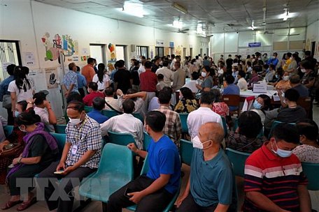 Người dân xếp hàng chờ tiêm vaccine phòng COVID-19 tại Phnom Penh, Campuchia. (Ảnh: AFP/TTXVN)