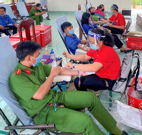Đoàn viên thanh niên sẻ chia giọt máu hồng.