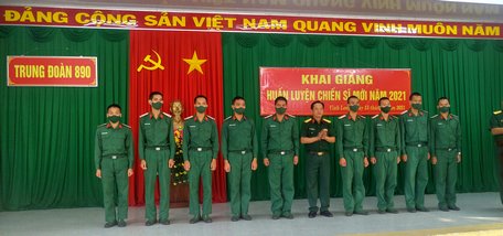 Đại tá Trần Hoàng Quân- Phó Chỉ huy trưởng Bộ Chỉ huy Quân sự tỉnh- trao quyết định phong cấp bậc hàm binh nhì đối với chiến sĩ mới.