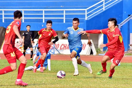 Pha đánh tranh bóng trong trận giữa đội Vĩnh Long (dẫn bóng) gặp đội Công an Nhân dân.
