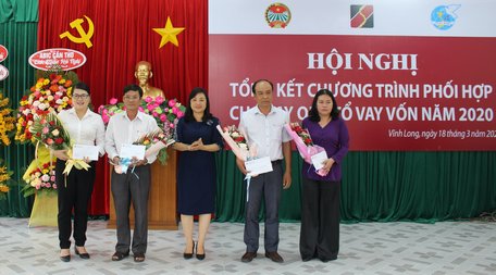 Bà Lê Thị Thuý Kiều- Tỉnh uỷ viên- Chủ tịch Hội Liên hiệp Phụ nữ tỉnh trao hoa và khen thưởng của Agribank chi nhánh Vĩnh Long đến hội cấp huyện.
