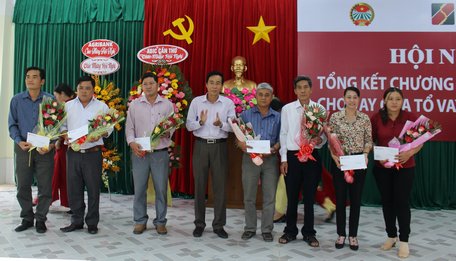  Ông Trần Văn Trạch- Tỉnh uỷ viên- Chủ tịch Hội Nông dân tỉnh trao hoa và khen thưởng của Agribank chi nhánh Vĩnh Long đến hội cấp xã.