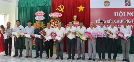 Ông Lưu Phan Thanh Quốc- Phó Giám đốc Agribank chi nhánh Vĩnh Long trao hoa và khen thưởng các tổ vay vốn đạt kết quả tốt trong công tác cho vay qua tổ vay vốn năm 2020.