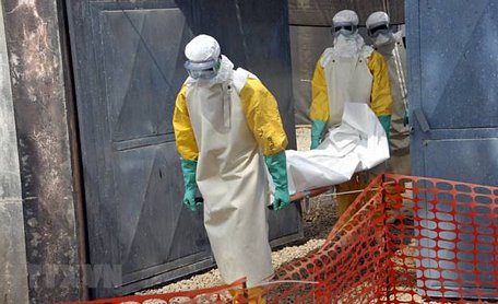 Chuyển thi thể bệnh nhân tử vong do nhiễm virus Ebola tại Conakry, Guinea, ngày 8/3/2015. (Ảnh: AFP/TTXVN)