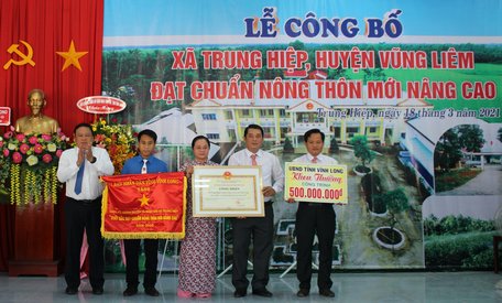 Ông Nguyễn Văn Liệt- Phó Chủ tịch UBND tỉnh trao cờ thi đua, bằng công nhận đạt chuẩn NTM nâng cao và khen thưởng công trình phúc lợi trị giá 500 triệu đồng cho xã Trung Hiệp.