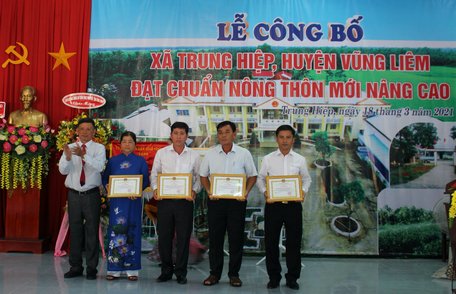 Ông Lê Văn Đôi- Phó Chủ tịch UBND huyện Vũng Liêm trao giấy khen cho 4 tập thể có thành tích tiêu biểu trong xây dựng NTM.