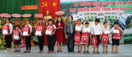 Dịp này các nhà tài trợ còn trao 10 suất học bổng và quà cho học sinh hiếu học.