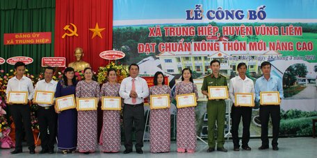 Bà Trương Thị Hồng Thắm- Bí thư Đảng uỷ xã Trung Hiệp trao giấy khen cho 5 tập thể tiêu biểu trong xây dựng NTM.