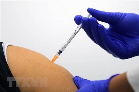  Tiêm vaccine phòng COVID-19. (Nguồn: AFP/TTXVN)