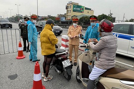 Kiểm tra người và phương tiện tham gia giao thông trong mùa dịch tại Hải Dương.