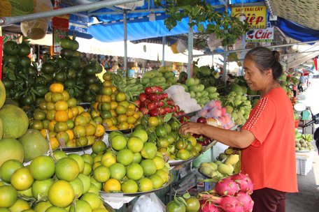 Nhiều loại trái cây giải nhiệt hút hàng.