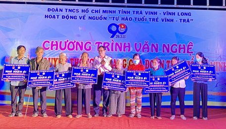 Dịp này, Tỉnh Đoàn Trà Vinh cũng vận động trao kinh phí hỗ trợ xây nhà nhân ái cho các hộ nghèo tại địa phương.